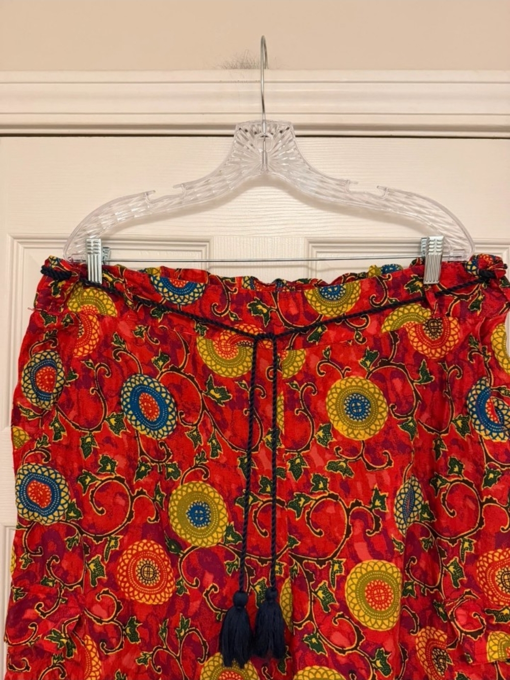 Sundance Red Floral-Print Tassel Drawstring Cropped Cargo Pants - Picture 6 of 7